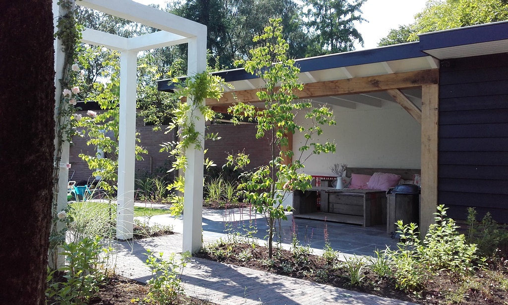 Tuin met veranda en pergola