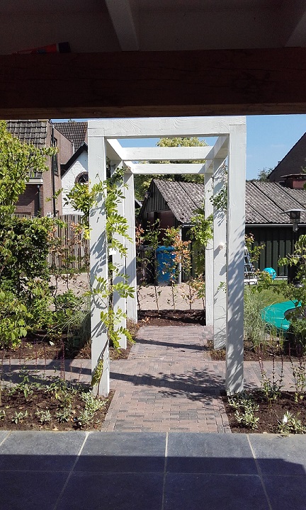 Tuin met veranda en pergola