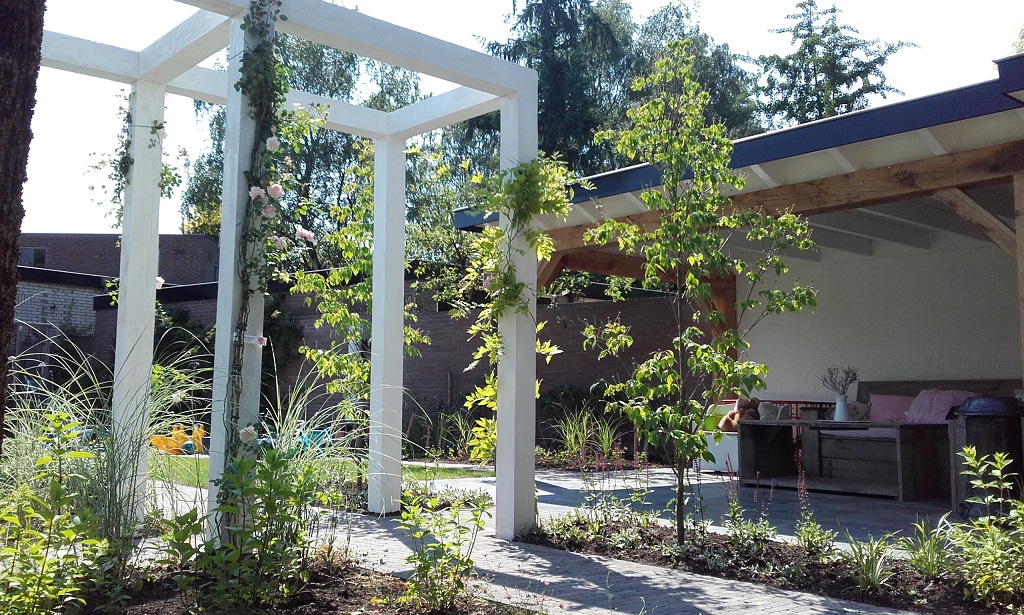 Tuin met veranda en pergola